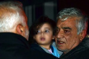 Kucağındaki torunuyla evinin yanışını izledi