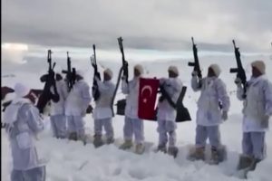 Jandarma komandolar 3 bin rakımda &Ouml;ğretmenler G&uuml;n&uuml;n&uuml; kutladı
