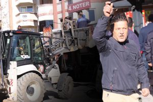 Ekipleri durdurmak i&ccedil;in İstiklal Marşı'nı &ccedil;aldı!