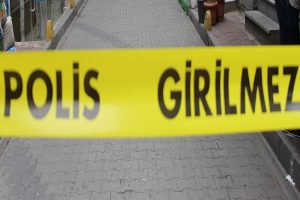 Darp ettiği annesinin g&ouml;zlerini &ccedil;ıkardı