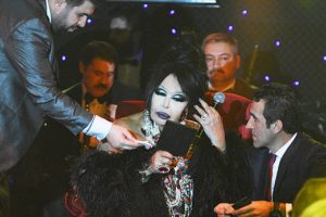 B&uuml;lent Ersoy kuaf&ouml;r&uuml;n&uuml; sahneye &ccedil;ağırdı