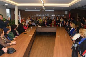 CHP'de &Ouml;ğretmenler G&uuml;n&uuml;'ne coşkulu kutlama