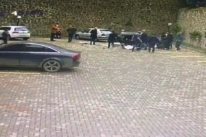 Otomobil sitenin otoparkına d&uuml;şt&uuml;: 2 yaralı