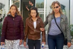 İki kadın yakayı b&ouml;yle ele verdi!