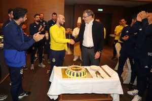 Comolli'ye doğum g&uuml;n&uuml; kutlaması