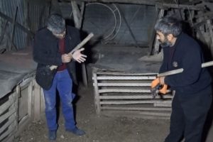 Mahalle sakinleri ellerinde sopalarla hırsız kovaladı