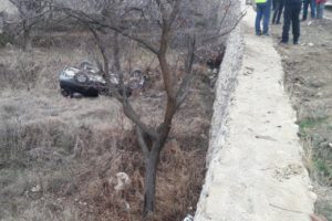 Otomobil istinat duvarından u&ccedil;tu! Yaralılar var...