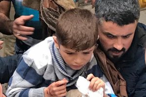 Cami avlusunda oyun oynarken pencere demiri eline saplandı