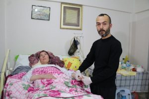 Hidrosefali hastası eşi i&ccedil;in elinden geleni yapıyor