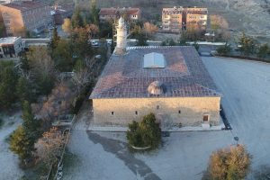 Pisa Kulesi'nden bile eğik olan eğri minare ve dut ağacının efsanesi
