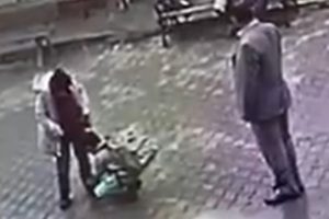 M&uuml;d&uuml;r, engelli arkadaşının bağcıklarını bağlayan &ouml;ğrenciyi alnından &ouml;pt&uuml;