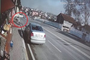 Park halindeki otomobile &ccedil;arpan aracın altında kalmaktan saniyelerle kurtuldu