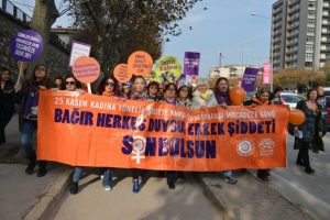 Bursa Nil&uuml;fer'de kadınlar şiddete karşı y&uuml;r&uuml;d&uuml;