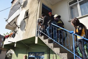 Kafası merdiven korkuluklarına sıkışan &ccedil;ocuğu itfaiye kurtardı