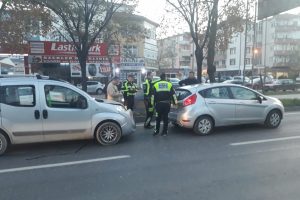 Hafif ticari ara&ccedil; otomobile &ccedil;arptı: 3 yaralı