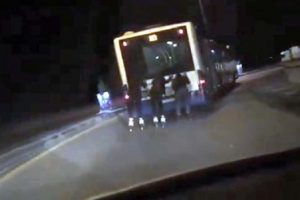 Patenli gen&ccedil;lerin otob&uuml;s&uuml;n arkasında tehlikeli yolculuğu