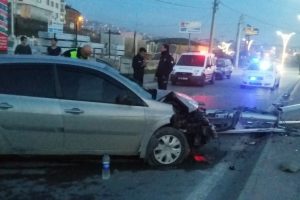 Otomobil aydınlatma direğine &ccedil;arptı: 3 yaralı