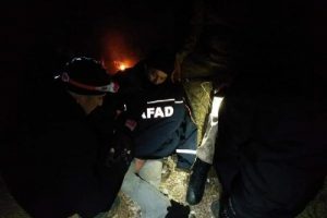 Ayağı kırılıp, arazide mahsur kalan avcı kurtarıldı