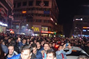 Trabzon'da b&uuml;y&uuml;k sevin&ccedil;! Binler sokağa d&ouml;k&uuml;ld&uuml;