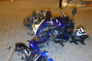 Motosiklet otomobille &ccedil;arpıştı; 2 ağır yaralı