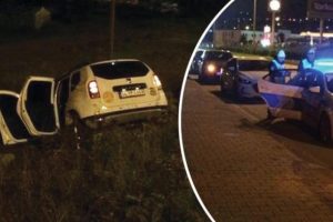 'Dur' ihtarına uymayan ara&ccedil;, polislere &ccedil;arptı