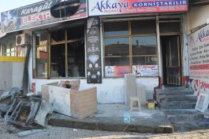 Şarjda bırakılan cep telefonu bomba gibi patladı