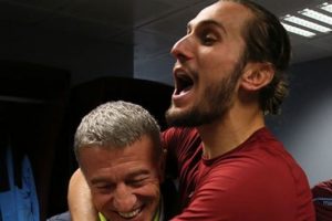 Ağaoğlu Trabzonsporlu oyuncuları tek tek kutladı