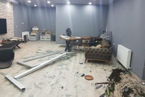 Bursa'da otomobille iş yerine dalıp kayıplara karıştı