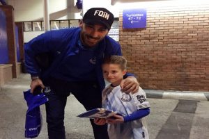 Cenk Tosun'dan minik taraftara jest
