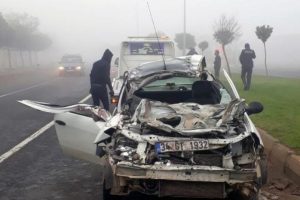 Hilvan'da otomobil TIR'a &ccedil;arptı: 2 yaralı