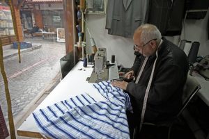 Nostaljik &ccedil;izgili pijamaları yaşatan usta