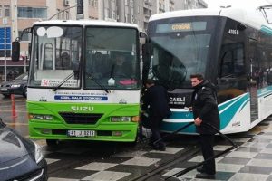 Tramvay, hatta giren &ouml;zel halk otob&uuml;s&uuml;ne &ccedil;arptı