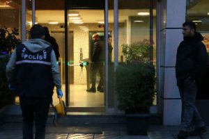 Banka resepsiyonisti g&ouml;ğs&uuml;nden vurulmuş olarak bulundu