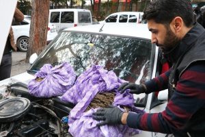 Aile s&uuml;s&uuml; vererek uyuşturucu sevkiyatı polise takıldı