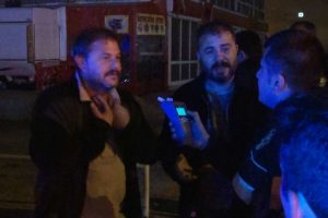 Kaza yapan alkoll&uuml; s&uuml;r&uuml;c&uuml; ve arkadaşı polislere zor anlar yaşattı