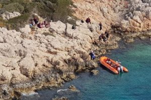 Antalya'da yardım isteyen 24 d&uuml;zensiz g&ouml;&ccedil;men kurtarıldı