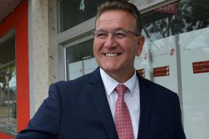 Avustralya'da T&uuml;rk k&ouml;kenli bakan g&ouml;revini bıraktı