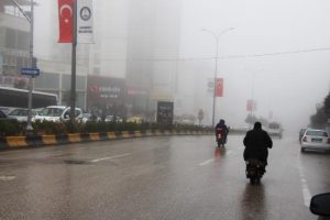 Yoğun sis u&ccedil;ak seferlerini aksattı
