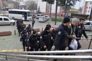 Bursa'da silah ka&ccedil;ak&ccedil;ıları hakim karşısına &ccedil;ıktı