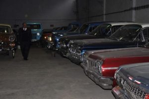 Bursalı iş adamı klasik otomobillerinden birini Bah&ccedil;eli'ye vermek istiyor