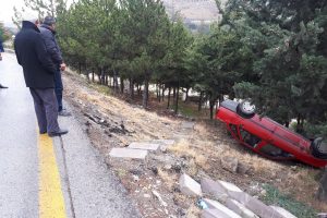 Kontrolden &ccedil;ıkan otomobil mezarlığa u&ccedil;tu