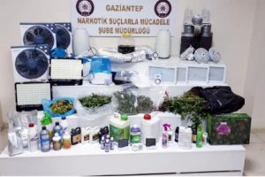 Evde uyuşturucu &uuml;retimine 2 g&ouml;zaltı