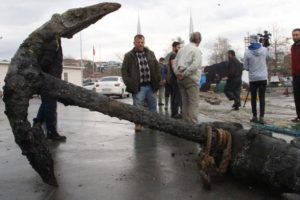 Balık&ccedil;ının ağına tarihi &ccedil;apa takıldı