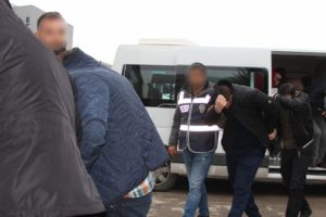Kumar oynatılan eve polis baskını
