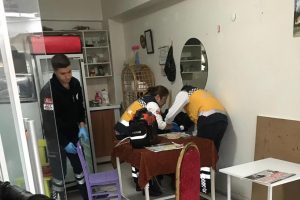 Masanın &uuml;st&uuml;ne yığılıp kalan &ccedil;aycının &ouml;ld&uuml;ğ&uuml; ertesi g&uuml;n anlaşıldı