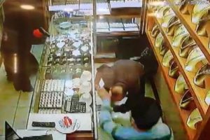 &Ccedil;arşafla kuyumcuya girip dehşet sa&ccedil;tı