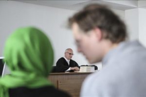 Almanya'da baş&ouml;rt&uuml;l&uuml; &ccedil;alıştırılmayan &ouml;ğretmene tazminat