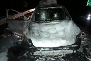 Alev alan otomobilden son anda kurtuldu