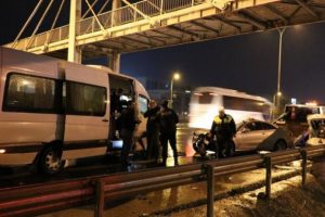 Kaza yerine gelen polis aracına minib&uuml;s &ccedil;arptı