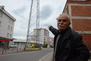 Yolun ortasındaki y&uuml;ksek gerilim hattı direği g&ouml;renleri şaşırtıyor